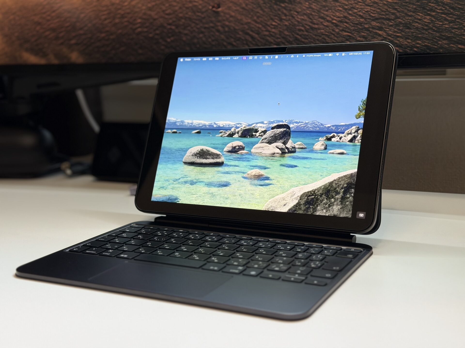 キーボードを組み合わせたiPadに、Jump DesktopでMacの画面を表示している様子
