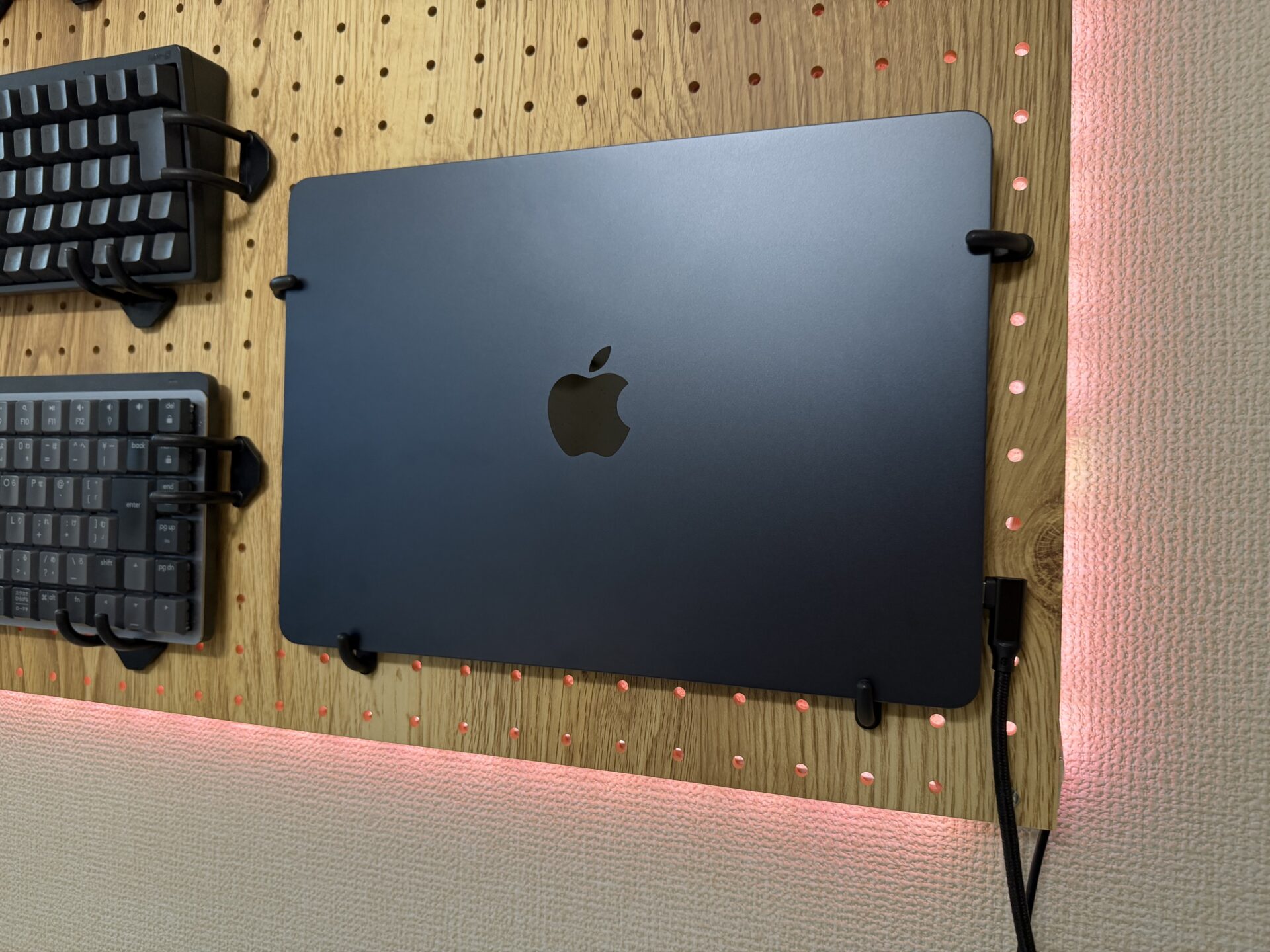 パンチングボードに固定し、ケーブルを接続したMacBook Airの設置状態
