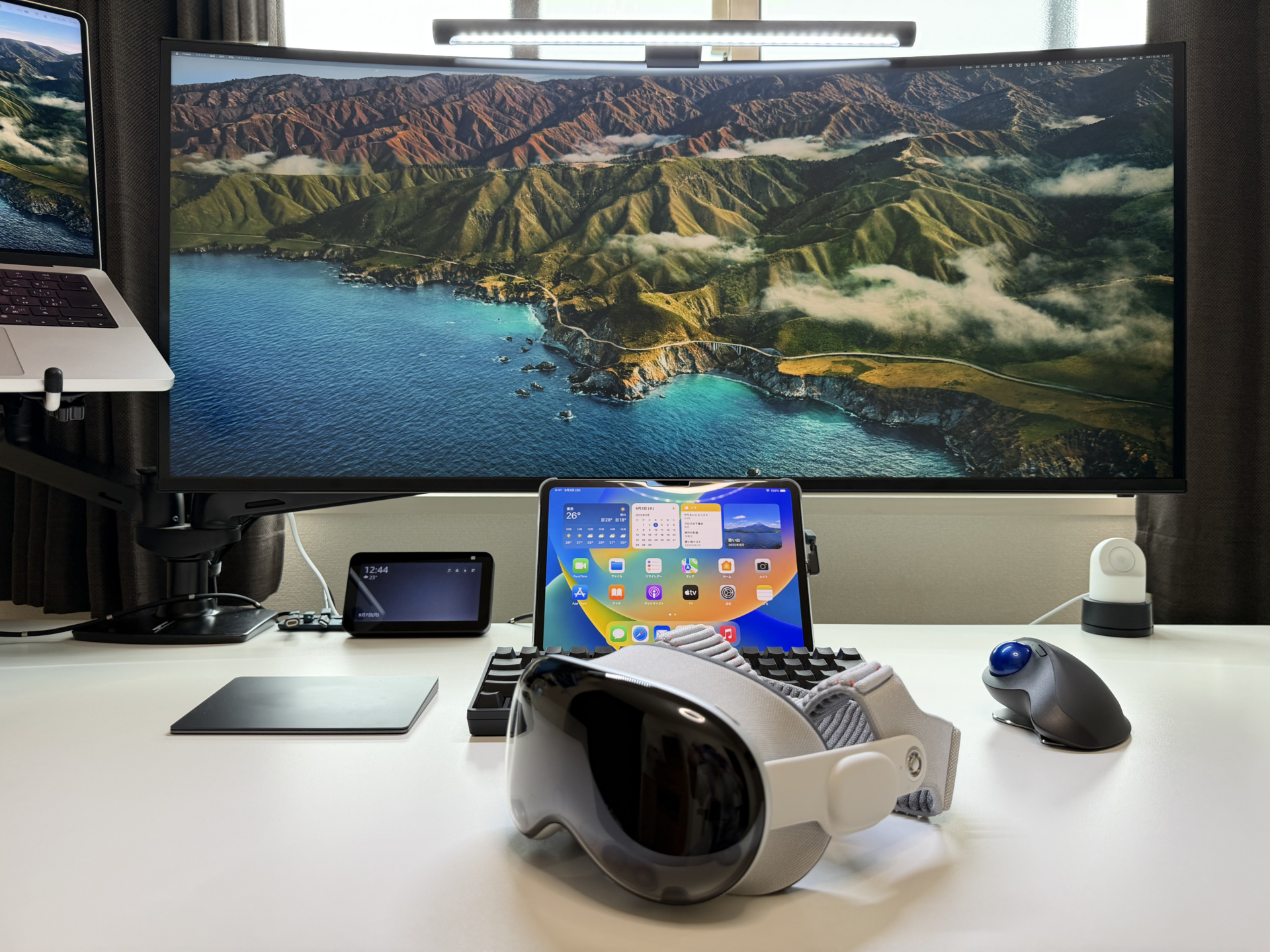 同じ机上に置いたMac、物理モニター、Vision Pro
